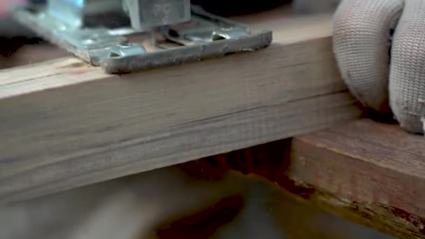 用锯子锯成的锯子停车场工人锯木板 — 图库视频影像