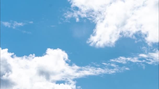 Le mouvement des nuages dans différentes directions.Nuages flottants blancs à plusieurs niveaux sur ciel bleu - arrière-plan de mouvement. Effet naturel unique - deux directions de vent différentes.