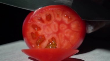 Sabahın köründe yemek pişirmek için taze sebze doğra. Makro. Domates kesimi. Doğal güneş ışığı. Eldivenli aşçı elleri..