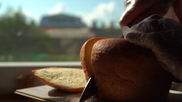 Nakrájejte Kousek Chleba Ruce Rukavicích Jedno Použití Krájejí Nůž Chlebem — Stock video