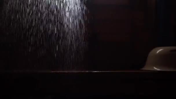 La vieja casa de baños. Vista del interior del fregadero, iluminado por la luz de la ventana. El agua cae en corrientes delgadas. La ducha cae cerca, iluminada por la luz del sol sobre un fondo oscuro — Vídeos de Stock