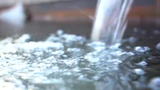 Fonte naturale di acqua pulita. L'acqua più pura gustosa e sana — Video Stock