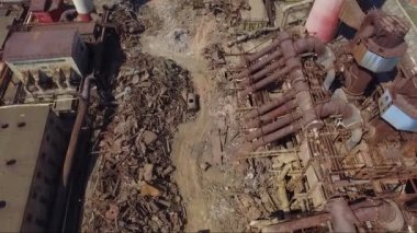 Eski fabrikanın yıkımı. Havadan çekim: işçiler eski metal fabrikasını söküyorlar. Endüstriyel bir işletmenin mülkiyetini değiştirmek. Büyük metal yapılar yıkıma maruz kalır.