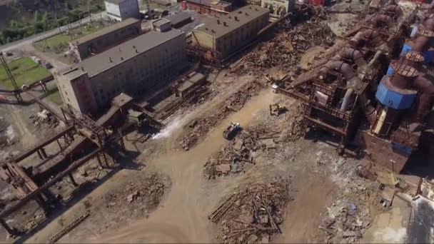 旧工厂被毁了.空中射击：工人们拆除了旧的冶金工厂。工业企业所有权的变更。大型金属结构会被拆卸及拆卸。 — 图库视频影像