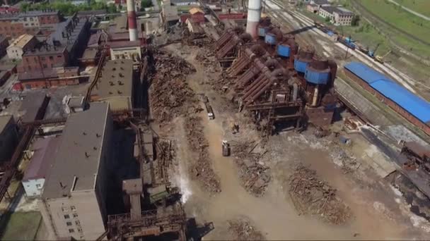 Chelyabinsk região, Rússia. Julho 2020: A destruição da antiga fábrica. Tiro aéreo: os trabalhadores desmontam a antiga planta metalúrgica. Mudança de propriedade de uma empresa industrial. Enorme metal — Vídeo de Stock