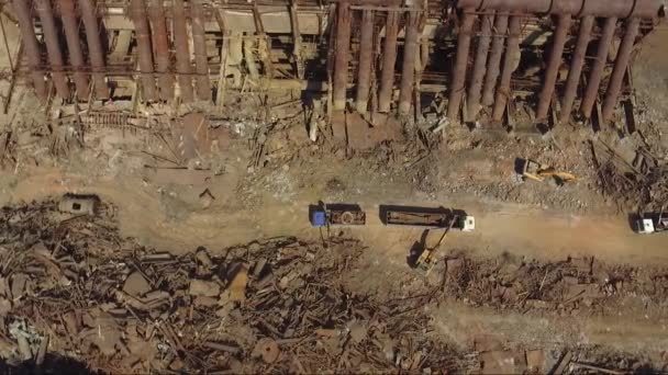 La destrucción de la vieja fábrica. Disparo aéreo: los trabajadores desmantelan la antigua planta metalúrgica. Cambio de propiedad de una empresa industrial. Enormes estructuras metálicas están sujetas a demolición y — Vídeos de Stock