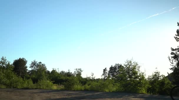 Serata in bicicletta. Ciclista con uno zaino su uno sfondo di cielo blu. Cavalcando al tramonto. Ciclista Cardio. Gite in bicicletta paese — Video Stock