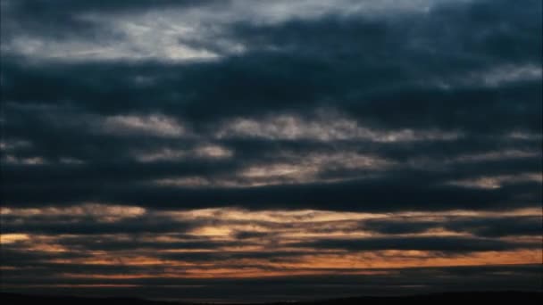 Konzept für wechselhaftes Wetter. Zeitraffer niedriger Wolken über einem Wald. Licht wechselt von dunkel zu hell. — Stockvideo