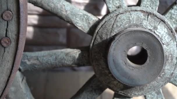 Старе дерев'яне колесо. Кілька старих дерев'яних коліс Вагон всі вишиті уздовж стіни . — стокове відео