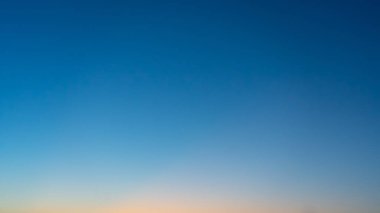 Gün batımından sonra bulutsuz, açık renkli gökyüzü.