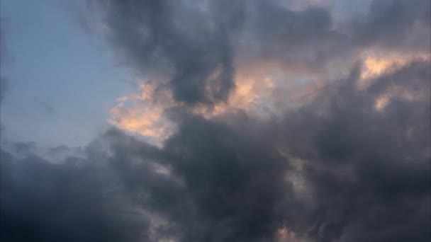 Beunruhigend düsterer Himmel und dunkle Wolken ziehen auf. Sammeln von Gewitterwolken bei Sonnenuntergang . — Stockvideo