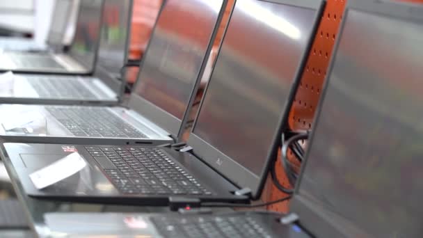 Yekaterinburg, Russia - August 2019: New laptops on a shelf in an electronic store — Stock Video