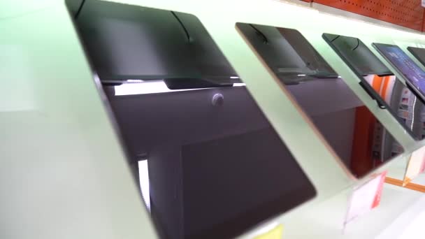 Yekaterinburg, Rusia - Agustus 2019: Tablet baru di rak toko elektronik. Tampilan mobile di toko ponsel — Stok Video