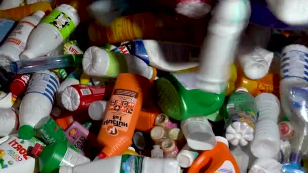 En hög hushållsavfall av plast. Färgglada engångsflaskor av plast kastas i en stor hög vid insamlingsplatsen för plast — Stockvideo