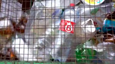 Yekaterinburg, Rusya - Ağustos 2020: Bir yığın plastik ev atığı. Renkli tek kullanımlık plastik şişeler plastik toplama noktasında büyük bir yığın içine atılır.