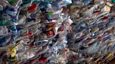 Sıkıştırılmış plastik atık. Balyalara sıkıştırılmış ve geri dönüşüme hazır plastik şişeler.