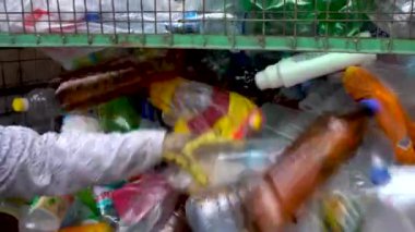Yekaterinburg, Rusya - Ağustos 2020: Bir yığın plastik ev atığı. Renkli tek kullanımlık plastik şişeler plastik toplama noktasında büyük bir yığın içine atılır.