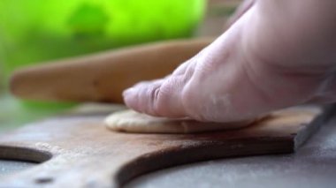 Turtaları kızgın yağda kızart. Ev yemeği. Gerçek hayat sahnesi. Yakın plan. Pencereden gün ışığı