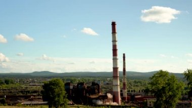 Endüstriyel bacanın çökmesi. Eskimiş bir metalürjik bitkinin eski bir bacasının patlaması. Chelyabinsk bölgesi. Rusya
