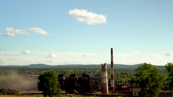古くなった冶金工場の古い煙突の爆発 — ストック動画
