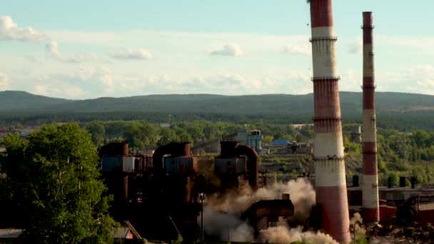 Explosion d'une vieille cheminée d'une usine métallurgique obsolète — Video