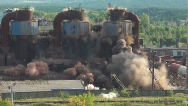 Разрушение устаревшего промышленного дымохода со взрывом. Утилизация устаревшего металлургического завода — стоковое видео