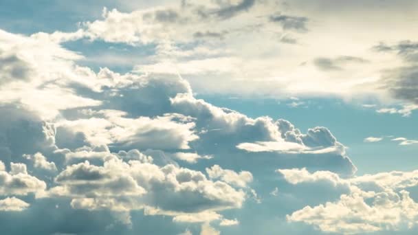Witte cumuluswolken dwarrelen tegen de blauwe lucht. — Stockvideo