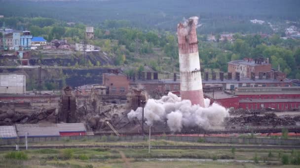 Meledak struktur lama. Runtuhnya sebuah bengkel industri usang dalam ledakan. Pembuangan pabrik metalurgi usang — Stok Video