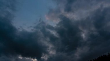 Ragged Thunder Sunset gökyüzünün güneşli bölgelerini kaplıyor..