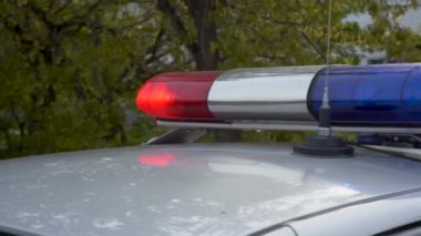 Yekaterinburg, Rusya - Eylül 2020: Polis arabasının teşhircisi. Polis teşhircisi devriye arabasının çatısında yanıp sönüyor.