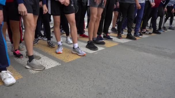 Jekaterinburg, Russland - September 2020: Die Beine der Athleten vor dem Marathonstart. Spannung vor dem Rennen — Stockvideo