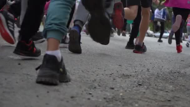 Jekaterinburg, Ryssland - September 2020: Ett irriterande fall för en löpare under en Mass Youth Athletic Run. Löparben på nära håll. Långsamma rörelser — Stockvideo