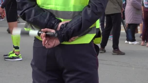 Jekatyerinburg, Oroszország - 2020. szeptember: Egy bot a forgalom szabályozására egy rendőrségi iroda kezében. A közlekedési rendőr figyeli a forgalmat az utcán. — Stock videók