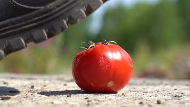 Ele entrou e esmagou um tomate com o pé. Movimento lento — Vídeo de Stock