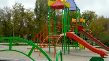 Covid-19 Coronavirus virüsü tehdidi nedeniyle Karantina sırasında parkta boş bir çocuk parkı. Olağanüstü hal