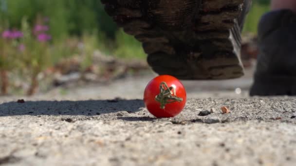 Er trat ein und zerquetschte eine Tomate mit dem Fuß. Zeitlupe — Stockvideo