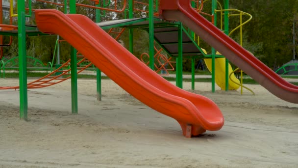 Порожній майданчик у парку. Дитячі слайди — стокове відео