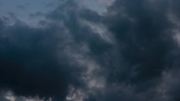 Donkere Dramatische Wolken Bewegen Zich Snel Door Avondlucht Ragged Donderwolken — Stockvideo