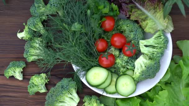 Coloque Las Verduras Crudas Frescas Una Bandeja Bandeja Verduras Frescas — Vídeos de Stock