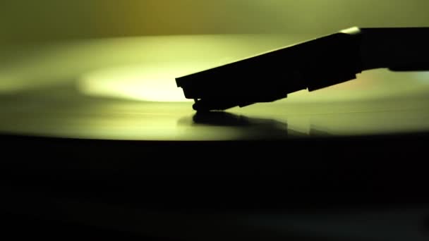 Régi lemezjátszó Stylus Running Along Vinyl CD Zene lejátszása — Stock videók