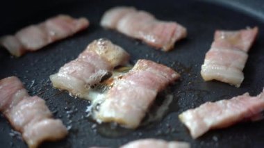 Pastırma parçalarını tavada kızart. Lezzetli pastırma parçaları sıcak tavada kızartılır.