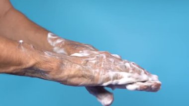 Ellerini sabunla yıka..