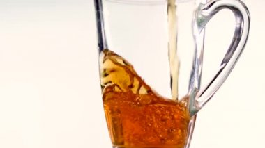 Çay dökülüyor. Şeffaf bir bardağa siyah çay dök. Çay şeffaf bir çay bardağına dökülür. Yavaş çekim