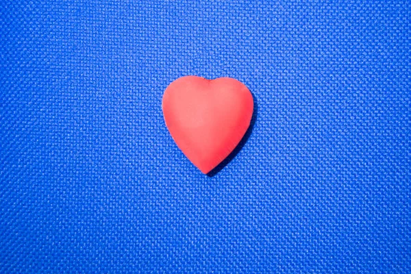 Rotes Herz Auf Blauem Hintergrund Valentinstag Valentinstag Kopierraum Valentinen Reflexion Stock Photo 232402184