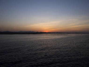 Sonra güneşin batmıştı, bu çarpıcı kırmızı kızdırma onun varlığı dağlardan hala gösterir.