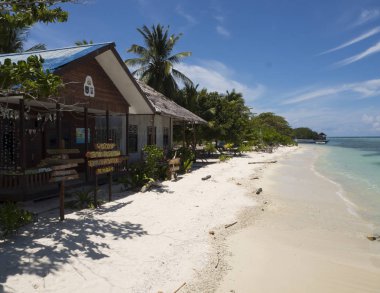 Raja Ampat Endonezya Arborec Adası üzerinde yürüyerek alırken, bazı çarpıcı doğa ziyaretçi selamlıyor. Burada biri plaj evleri. 
