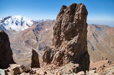Üstünde kar olan yüksek kayalık zirvelerin görünümü