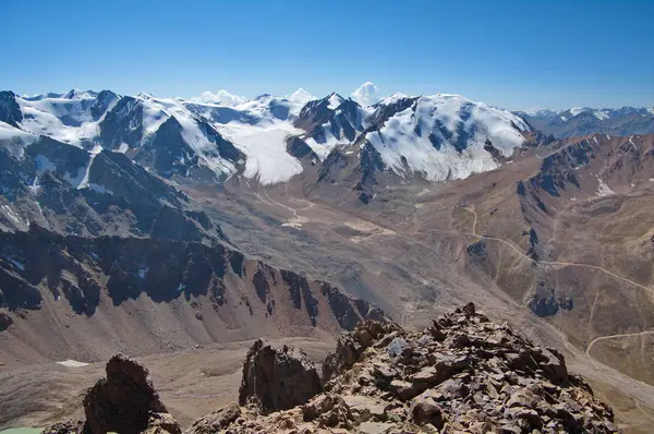 Vista Picos Rochosos Altos Com Neve Topo — Fotografia de Stock