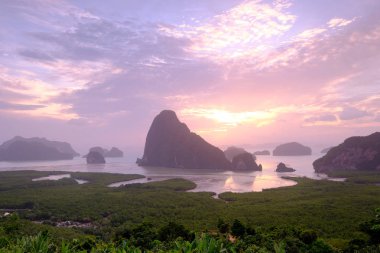 Samed Nang Phang Nga, Tayland seyahat konumda noktası görünmeyen o adlı dağ görünümü ve alacakaranlık gökyüzü.