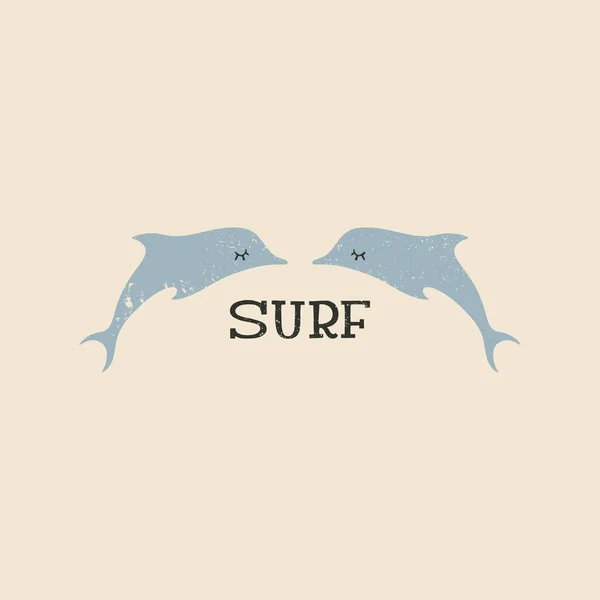Tema de surf, camiseta o impresión de póster con delfines dibujados a mano pareja y letras de surf, texto recortado, vector — Vector de stock